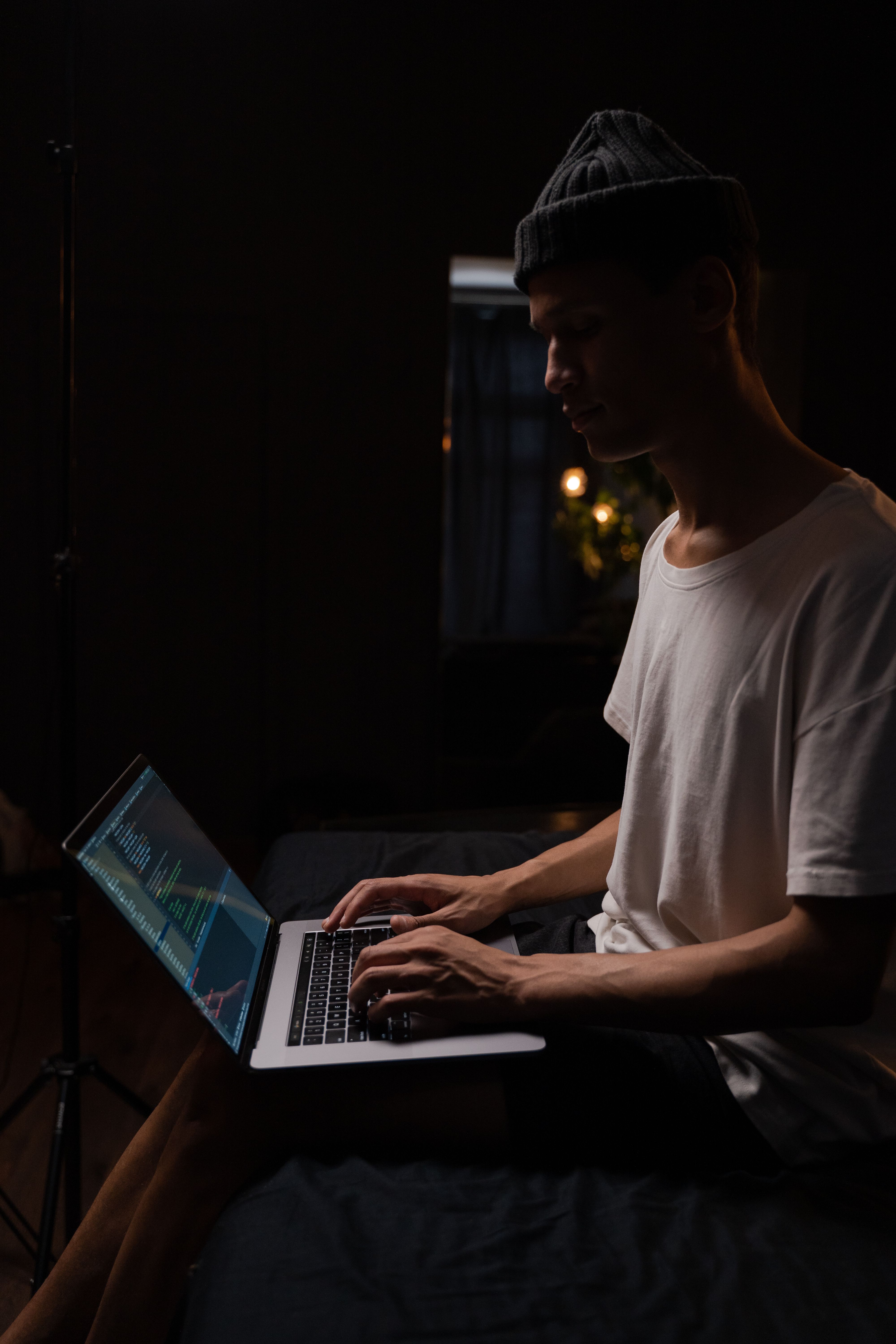 Un membre de l'équipe éditoriale Sortlist testant un logiciel avant de rendre son verdict